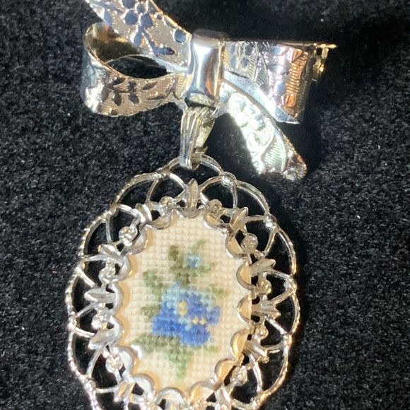 Oval Petit Point Hand Embroidery Floral Silver Tone Brooch Pin - Picture 2 of 7